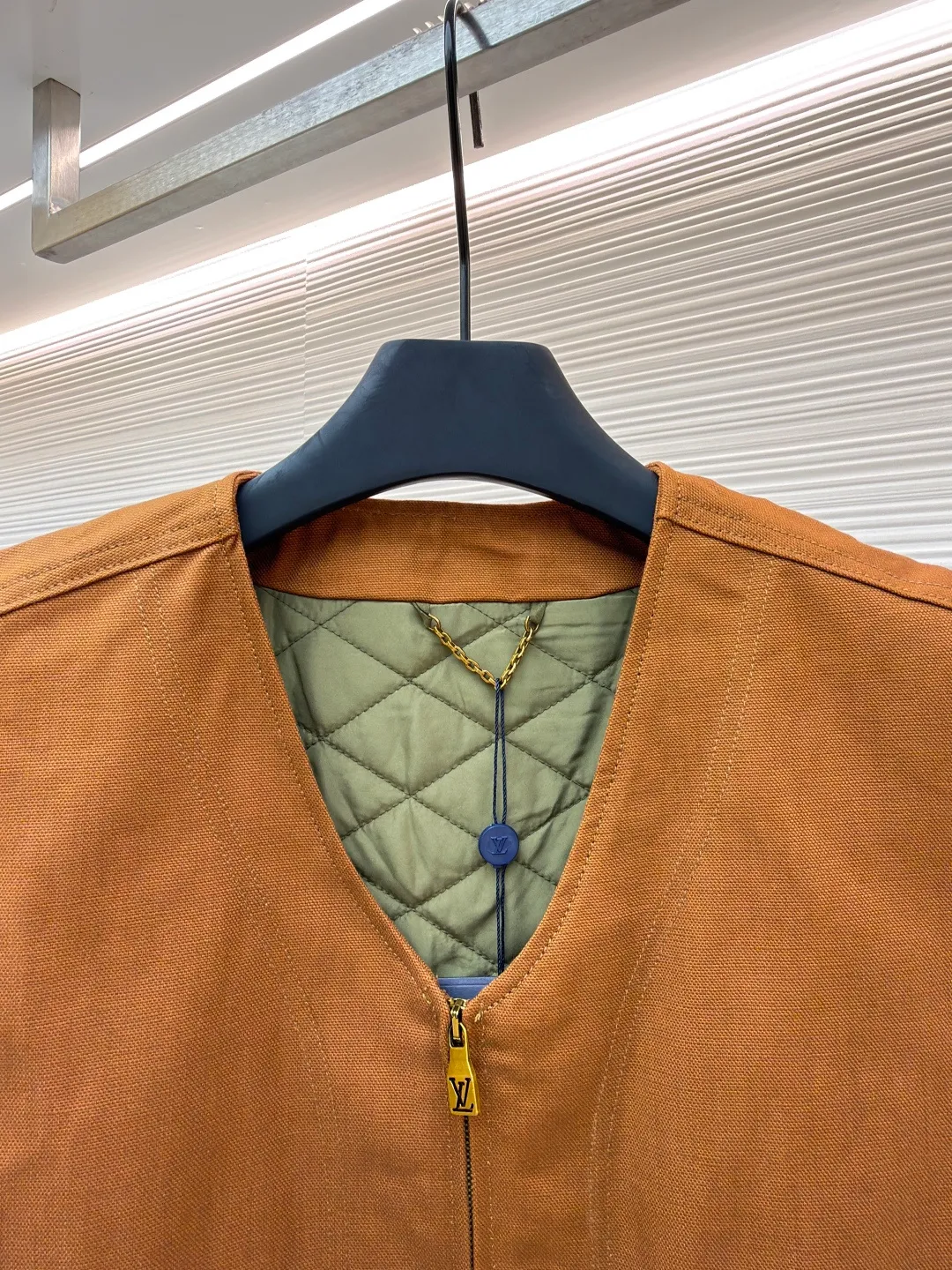 LOUIS VUITTON Nigo joint portrait work vest ●Original version: Purchased and developed for 16999 ●Item number: 1681331-B75 ●Fabric: denim fabric ●Technology: printing production ●Color: brown ●Version: fitted version ●Weight: about 785 grams ●Size: S-M-L-XL ●Description: Made of high-quality brown twill fabric, the texture is crisp and wear-resistant. The stability and texture of the fabric are ensured through fine weaving technology, which provides good support for the vest. The brand logo embroidery on the left uses a combination of bead embroidery and thread embroidery. The beads are arranged regularly, the embroidery stitches are fine, the pattern has a strong three-dimensional effect, and it is perfectly integrated with the fabric, highlighting the brand's luxurious craftsmanship. It adopts three-dimensional tailoring to fit the human body shape, making it comfortable to wear and fashionable. Double-thread reinforcement technology is used during sewing, the seams are smooth and compliant, the stitch spacing is even, and the lines are straight, reflecting the exquisite level of garment making. The buttons on the pockets are custom-made metal buttons with a smooth surface and brand details, high-quality texture and strong durability; the zipper is also customized by the brand, with the zipper puller bearing the brand logo, and the zipper is smooth and easy to pull. The quilted lining on the inside not only increases the warmth of the vest, but also improves the overall sophistication. The quilting lines are regular and reflect the meticulous craftsmanship. The design of the large pockets is both practical and decorative, with neat stitching on the edges of the pockets; the lines of the neckline and body are simple and elegant, and the overall craftsmanship details reflect the brand's high-end production standards. The overall wiring is straight and delicate, the fabric is comfortable and soft, and the color is consistent without color difference. It can be matched with the same style to create a fashionable look and control various occasions. Customized accessories, complete with three standards, same style for men and women!